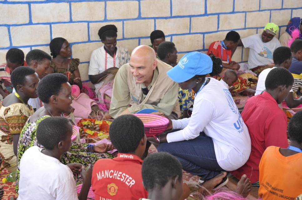 El Alto Comisionado Auxiliar para la Protección, Volker Türk, se reúne con mujeres que trabajan en la Cooperativa de Mujeres en el campamento de Mahama en el este de Ruanda. 