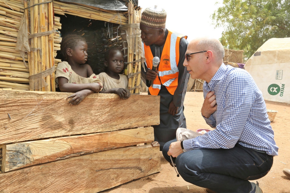 El Alto Comisionado Auxiliar para la Protección del ACNUR, Volker Türk, conversa con dos jóvenes nigerianos, parte de los 2,2 millones de civiles desplazados internos expulsados de sus hogares por Boko Haram. 