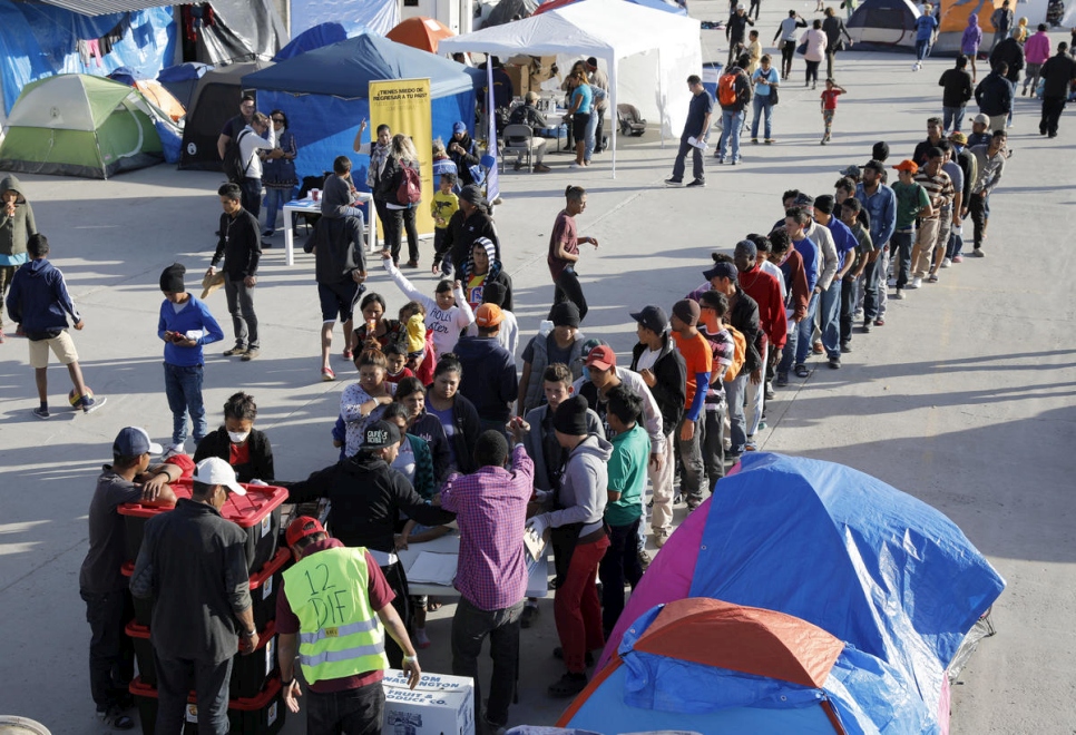 Solicitantes de asilo hace fila para recibir comida en el albergue de El Barreal, en Tijuana, México, en diciembre de 2018.