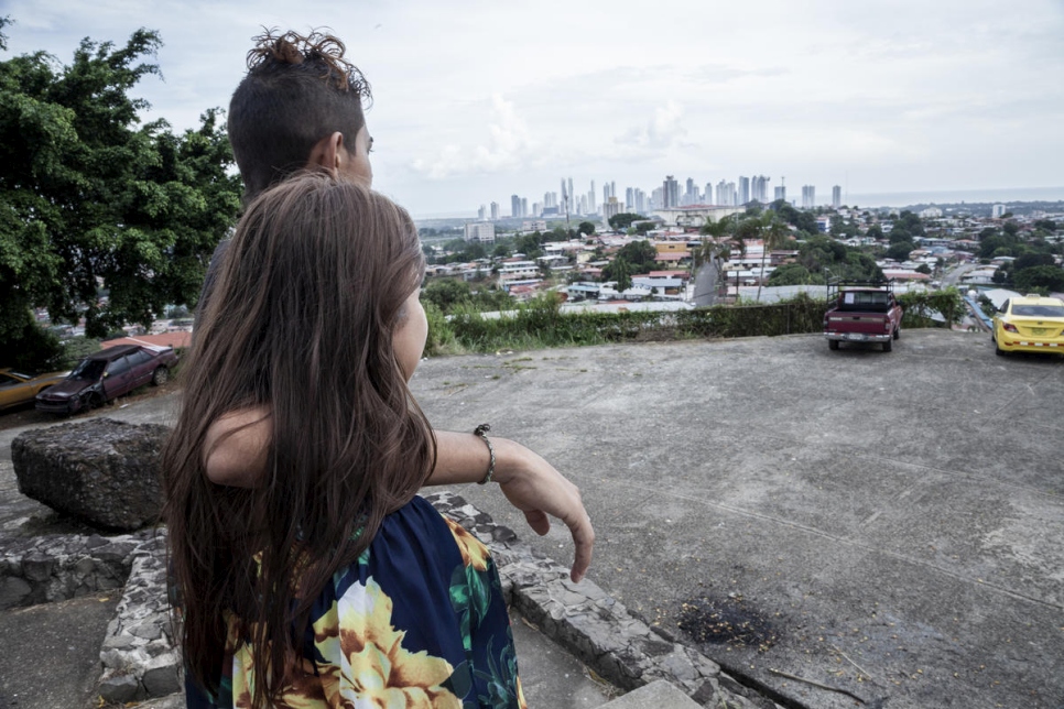 Ana* y su hermano observan en el horizonte la Ciudad de Panamá, donde encontraron protección tras huir de la violencia de las pandillas en El Salvador.