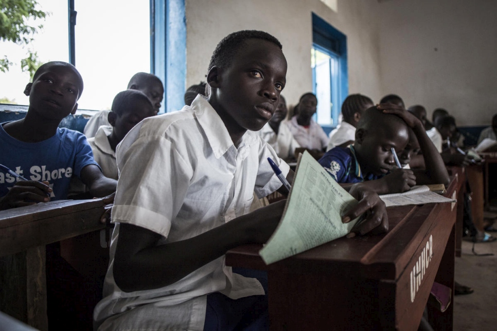 "Estudio mucho y me rodeo de amigos que también tienen grandes ambiciones académicas", dice Gift, de 14 años, un refugiado de Sudán del Sur en el asentamiento de refugiados de Biringi en la República Democrática del Congo. 