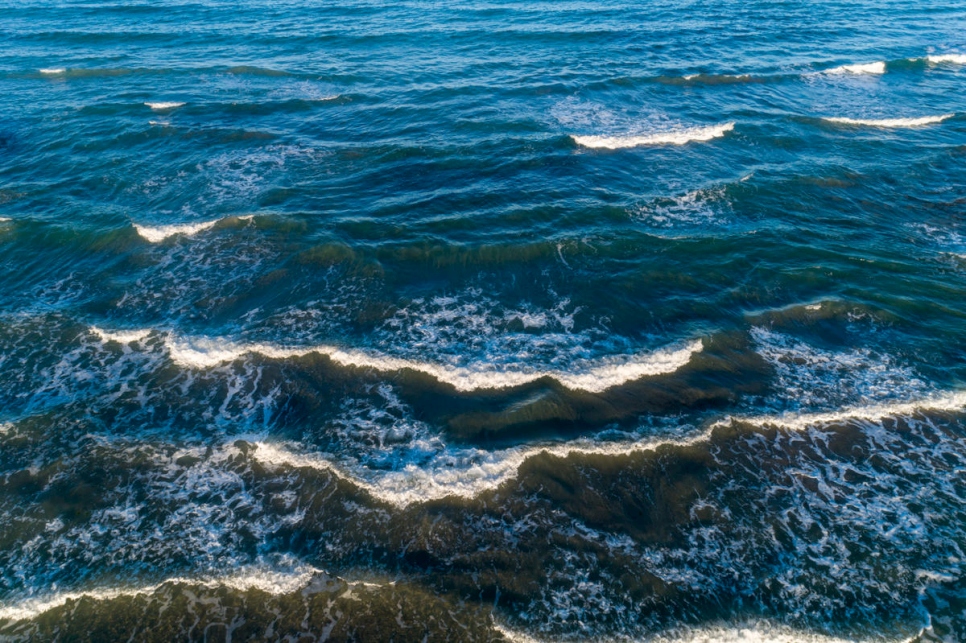 Las olas rompen contra las costas del mar Mediterráneo en el sur de España.