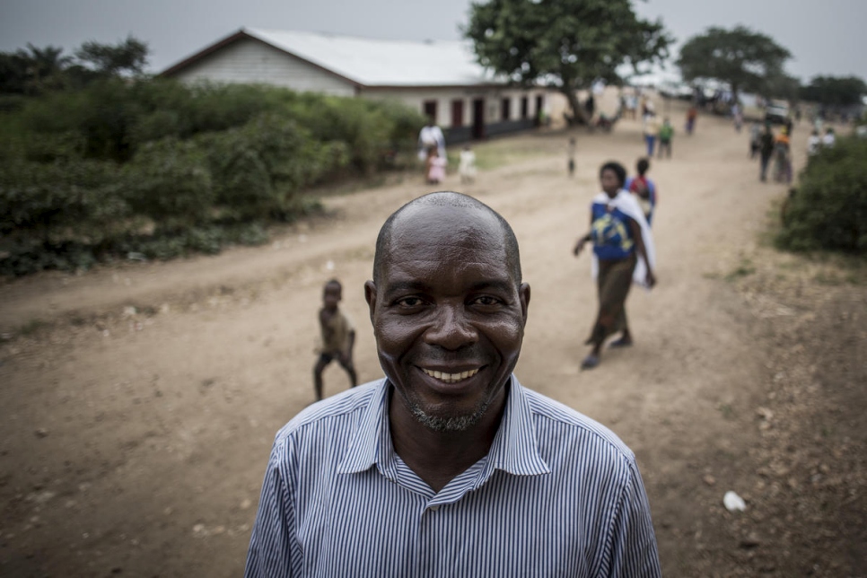 El activista de derechos humanos Evariste Mfaume (centro) posa para un retrato en el campamento de refugiados de Lusenda, República Democrática del Congo. 