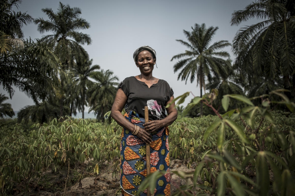 Ungwa Sangani, una viuda de 50 años desplazada internamente y madre de seis hijos, es fotografiada en tierras de cultivo que forman parte del proyecto agrícola de Evariste Mfaume en Lusenda. 