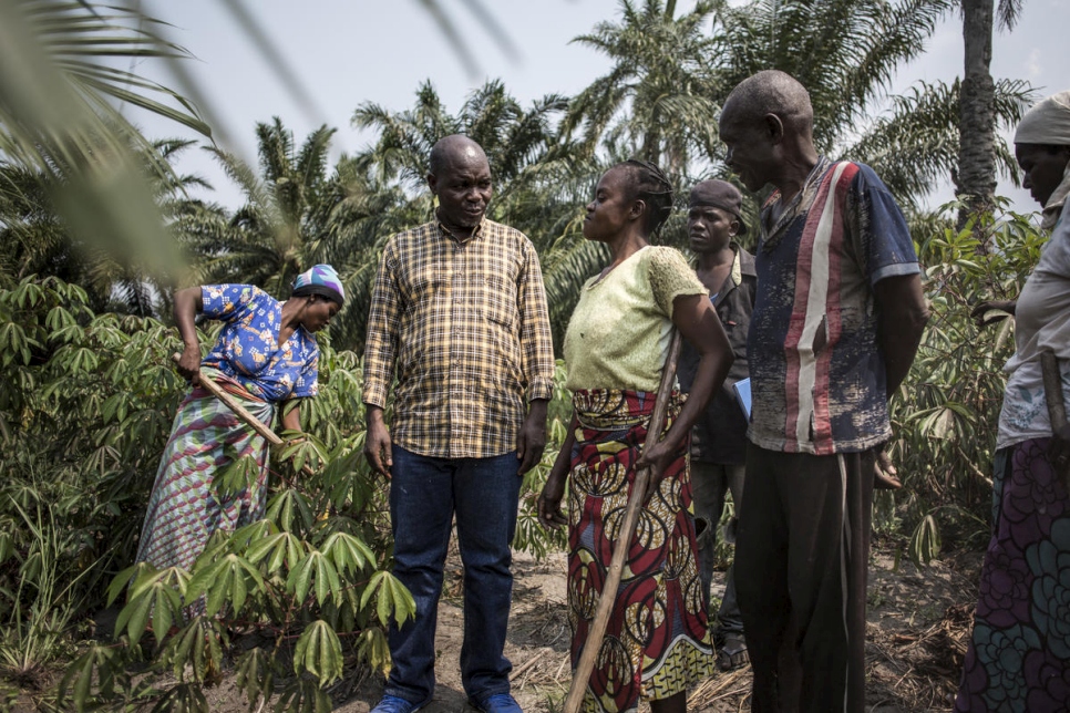 El activista congoleño de derechos humanos, Evariste Mfaume, habla con los beneficiarios de su proyecto agrícola en el campamento de refugiados de Lusenda. 