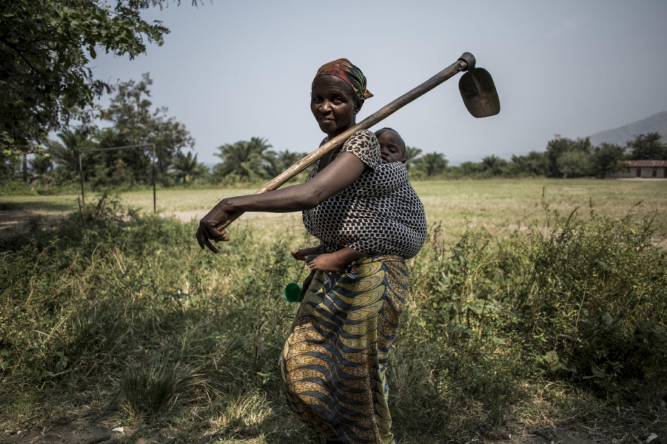 Una mujer congoleña desplazada internamente trabaja en tierras agrícolas que forman parte del proyecto agrícola de Evariste Mfaume en Lusenda, República Democrática del Congo. 