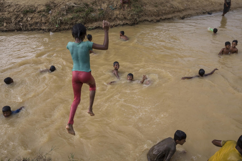 Una niña salta a un arroyo fangoso, después de fuertes lluvias en el campamento de refugiados de Balukhali. 