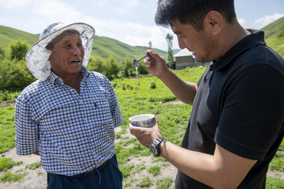 Probando el miel que produce con el abogado Azizbek Ashurov, quien le ayudó a obtener la ciudadanía.