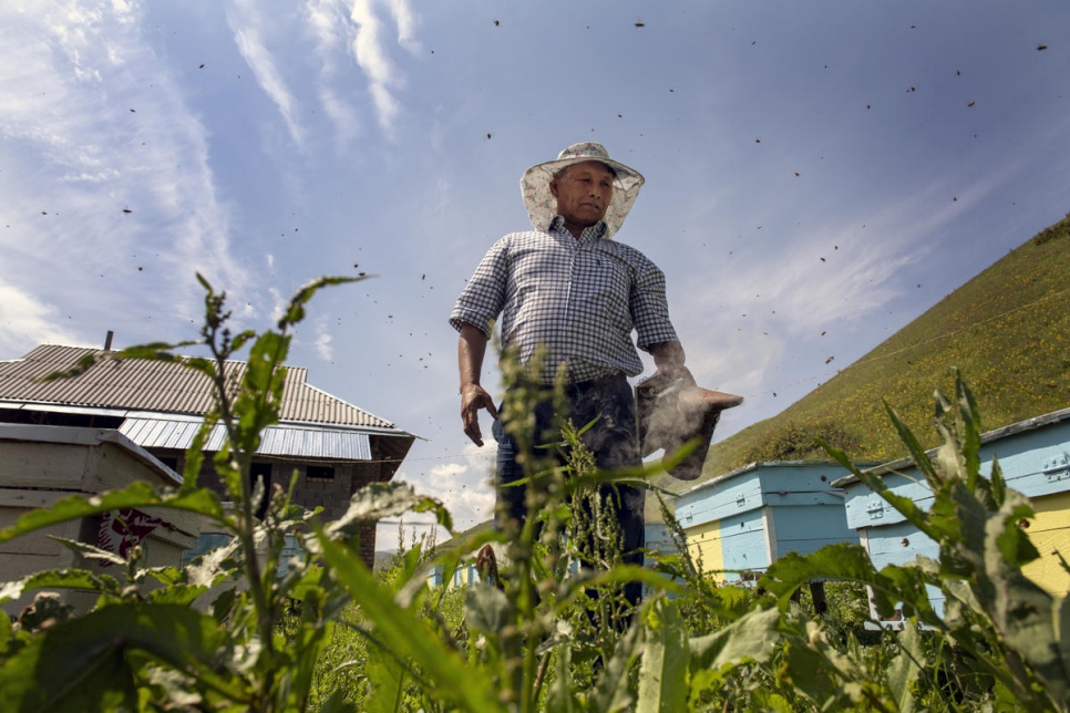 Luego de vivir cómo apátrida durante años, Abdusmat Saparov puede finalmente trabajar como apicultor.