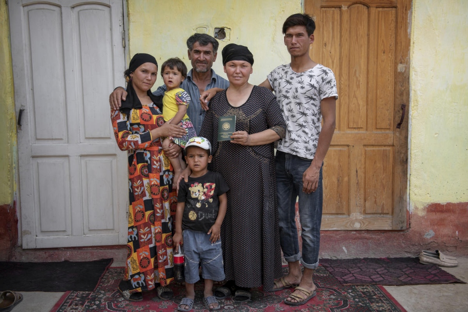 Nazir (a la derecha) con su familia, en el hogar que comparten a las afueras de Osh (Kirguistán).