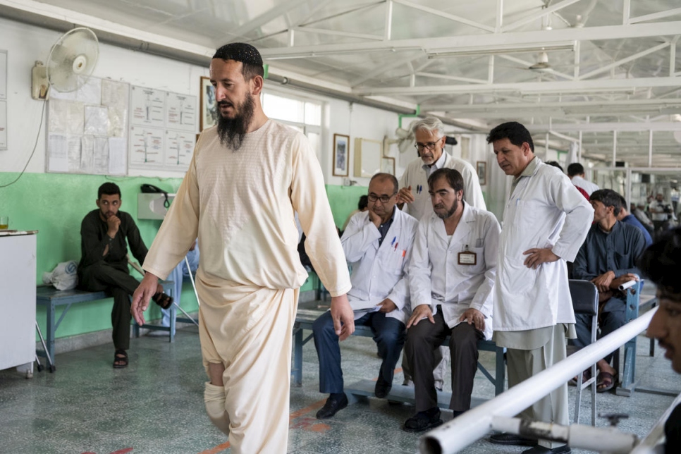 El enfermero afgano Fahim recibe fisioterapia en el centro ortopédico del CICR en Kabul, Afganistán. Tenía 11 años cuando una explosión de una mina terrestre tomó una de sus piernas. 