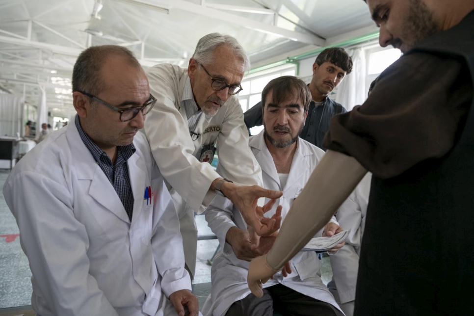 El fisioterapeuta italiano Alberto Cairo (centro) trata a un paciente con su equipo en el centro de rehabilitación física en Kabul, Afganistán. 