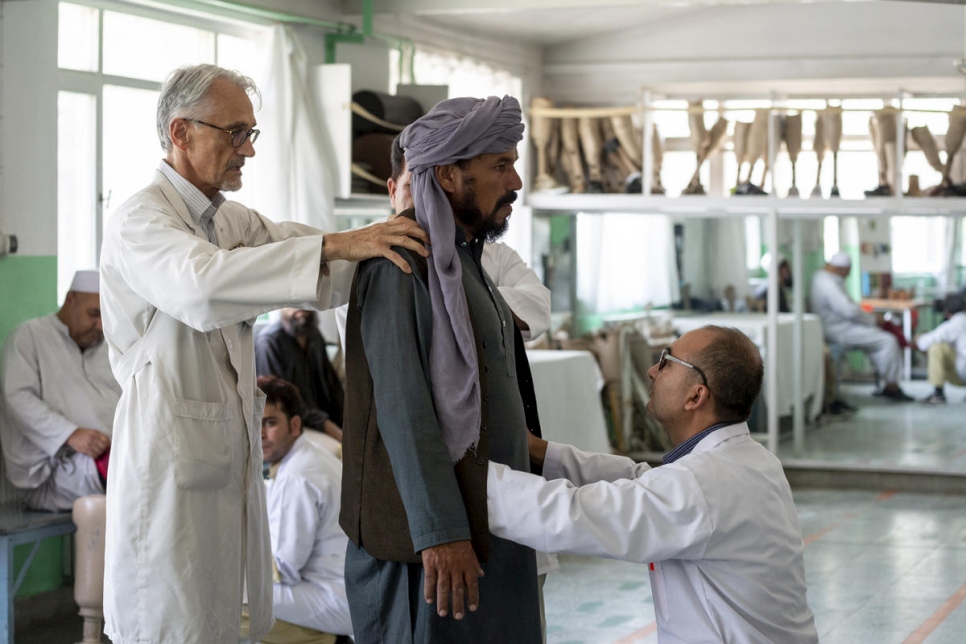 El fisioterapeuta Alberto Cairo (izquierda) trata a un paciente en el centro de Kabul donde trabaja. 
