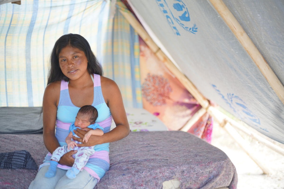Magdalena, de 21 años, con el bebé Neymar, que nació pocos días después de que la familia se viera obligada a huir. 