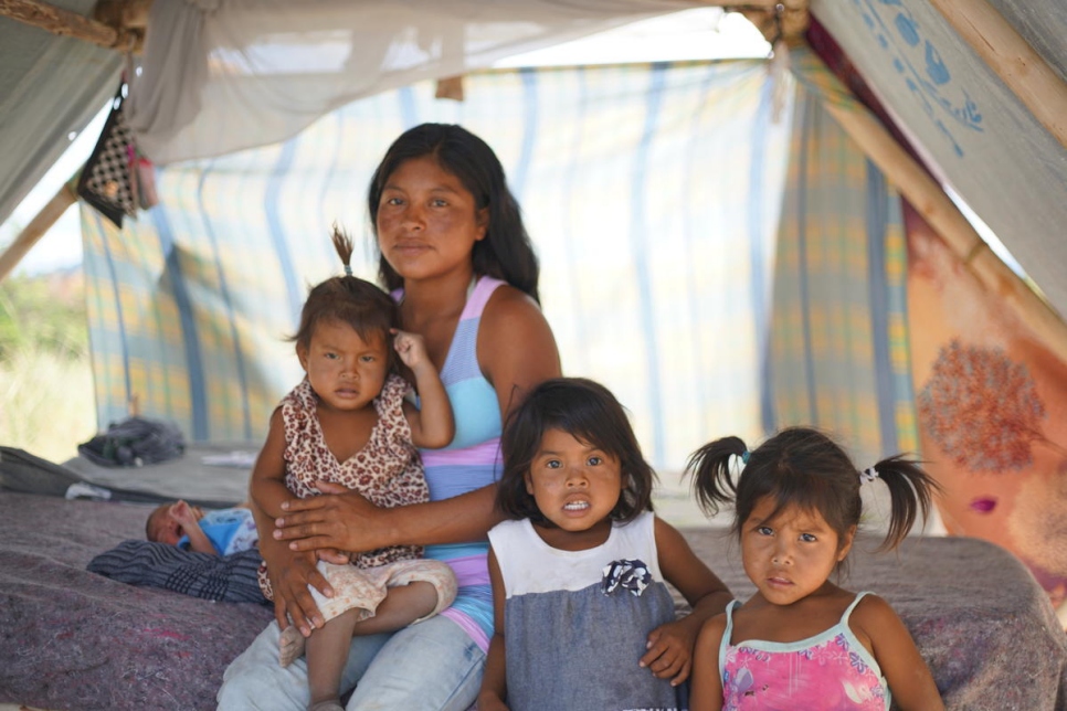 Tras huir de Venezuela, Magdalena, quien tiene 4 hijos, ha encontrado protección en la comunidad de Tarau Paru, en el norte de Brasil.