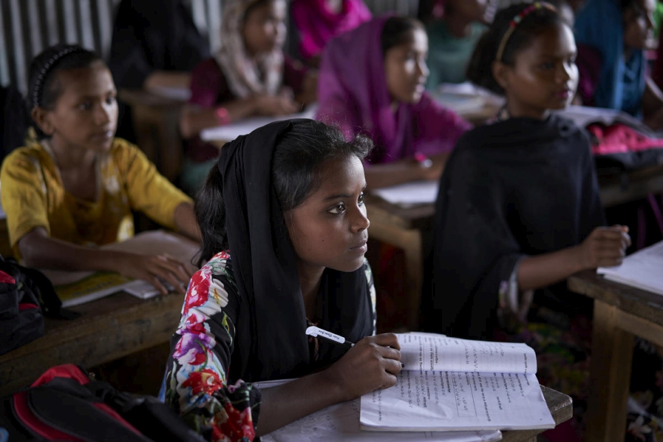 Un refugiado rohingya asiste a una clase de matemáticas en el asentamiento de refugiados de Kutupalong, Bangladesh. 