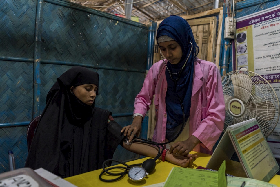 Una futura madre refugiada recibe un chequeo médico en un centro de atención primaria de salud en el asentamiento de refugiados de Kutupalong, Bangladesh. 