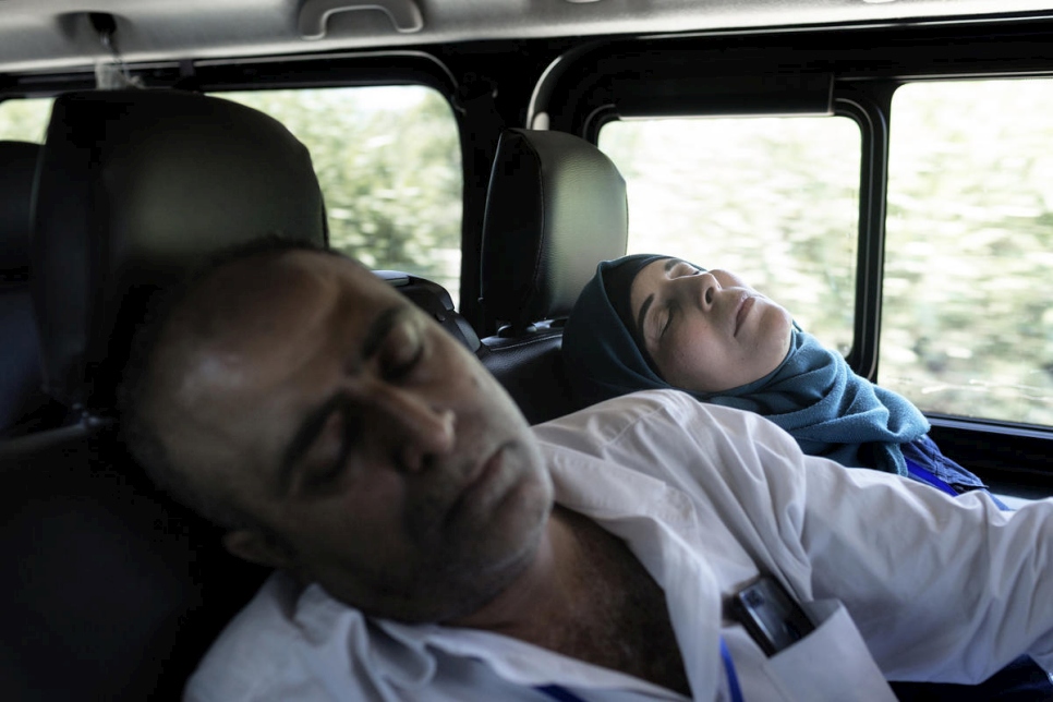 Ammar Issa, de 48 años, y su esposa Hanadi, de 39 años, refugiados palestinos de Siria, duermen durante el viaje desde el aeropuerto de Fiumicino a su nuevo hogar en Roma. 