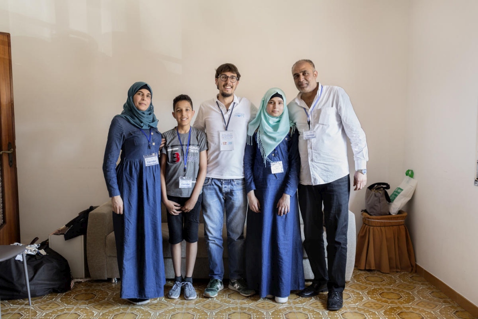 Simone Scotta, de la Federación de Iglesias Evangélicas (centro), se encuentra con una familia de refugiados palestinos de Siria (de izquierda a derecha) Hanadi, de 39 años, Yasser Arafat, de 13, Sara, de 16 y Ammar Issa, 48. 