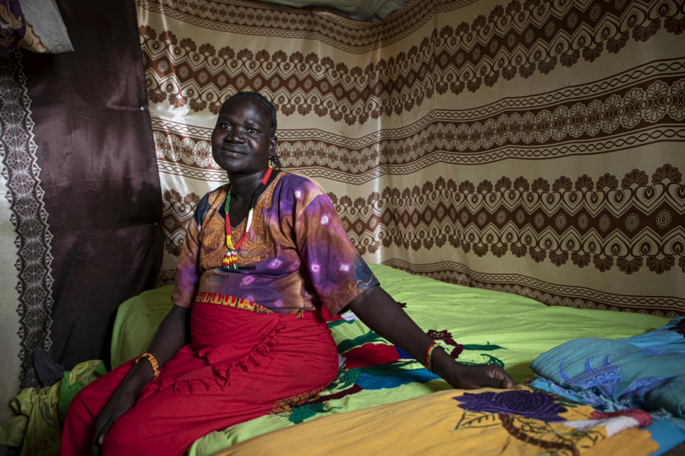 La refugiada sursudanesa Florence Idiongo sentada en su hogar de reciente construcción en el asentamiento de Kalobeyei (Kenia). Antes pasó dos años viviendo en una tienda.  