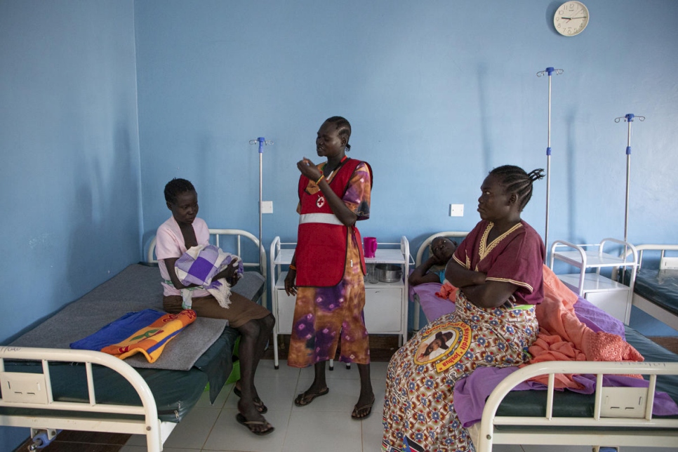 Florence Idiongo trabaja como voluntaria sanitaria en su comunidad en un hospital cerca del asentamiento de Kalobeyei operado por la Cruz Roja Keniata, socia de ACNUR, que presta atención tanto a pacientes de la población refugiada como de las comunidades de acogida. 