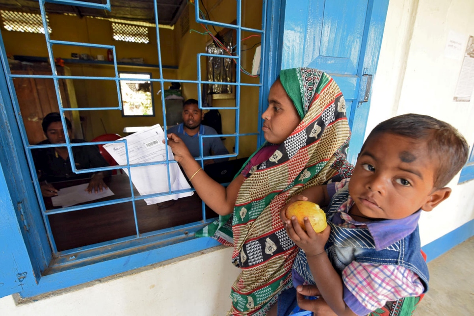 Una mujer llega con su hijo para verificar su nombre en la lista provisional del centro del Registro Nacional de Ciudadanos (NRC) en la aldea de Chandamari, en el estado de Assam, en el noreste de la India en enero de 2018.