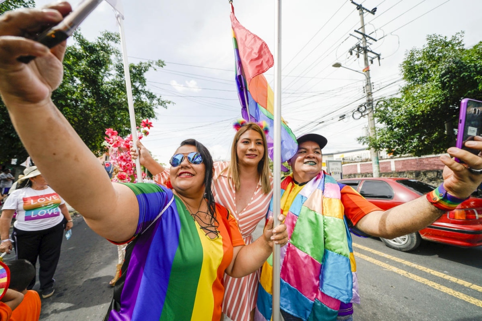 La activista LGBT Bianka Rodriguez se reúne con los participantes en Pride en San Salvador.