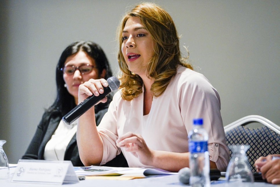 La activista LGBT Bianka Rodriguez habla en la presentación de un informe de la sociedad civil sobre el desplazamiento forzado en San Salvador.