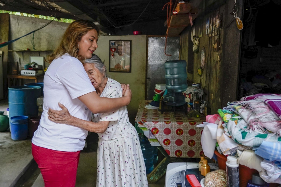 La activista LGBT Bianka Rodriguez visita a su abuela, Maria Estebana, en su casa en San Salvador. 