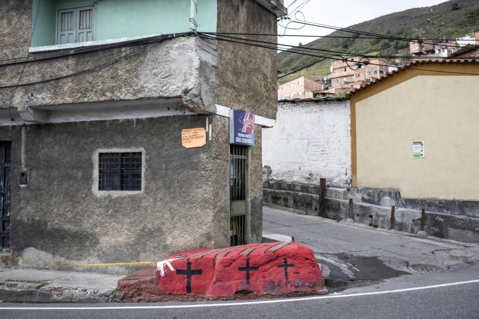 Esta piedra fue pintada en rojo con cruces negras en memoria de una mujer venezolana de 19 años que fue asesinada cuando un camión se estrelló contra ella fuera de un albergue en Pamplona, Colombia. 