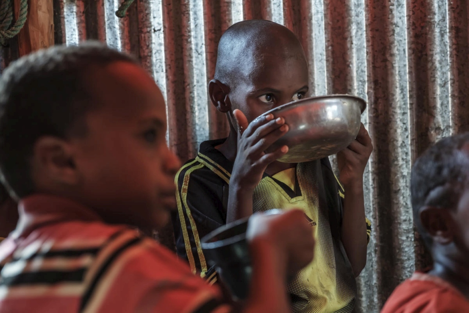 Niños refugiados somalíes comen en un refugio de la escuela de Visión Mundial, utilizada como albergue temporal en Bur Amino, Etiopía.  