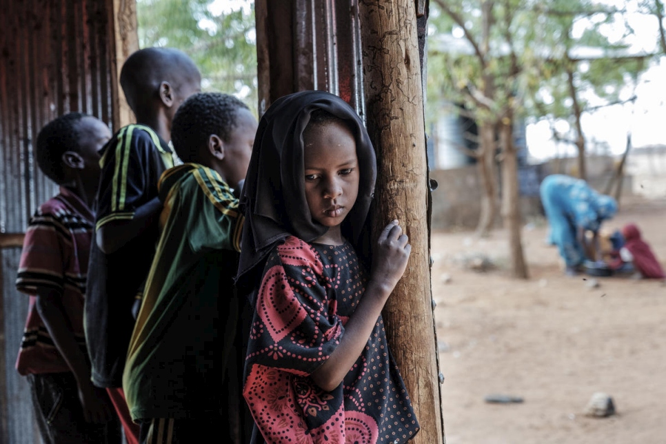 Una niña refugiada somalí permanece de pie junto a sus hermanos en la escuela de Visión Mundial, utilizada como albergue temporal en Bur Amino, Etiopía. 