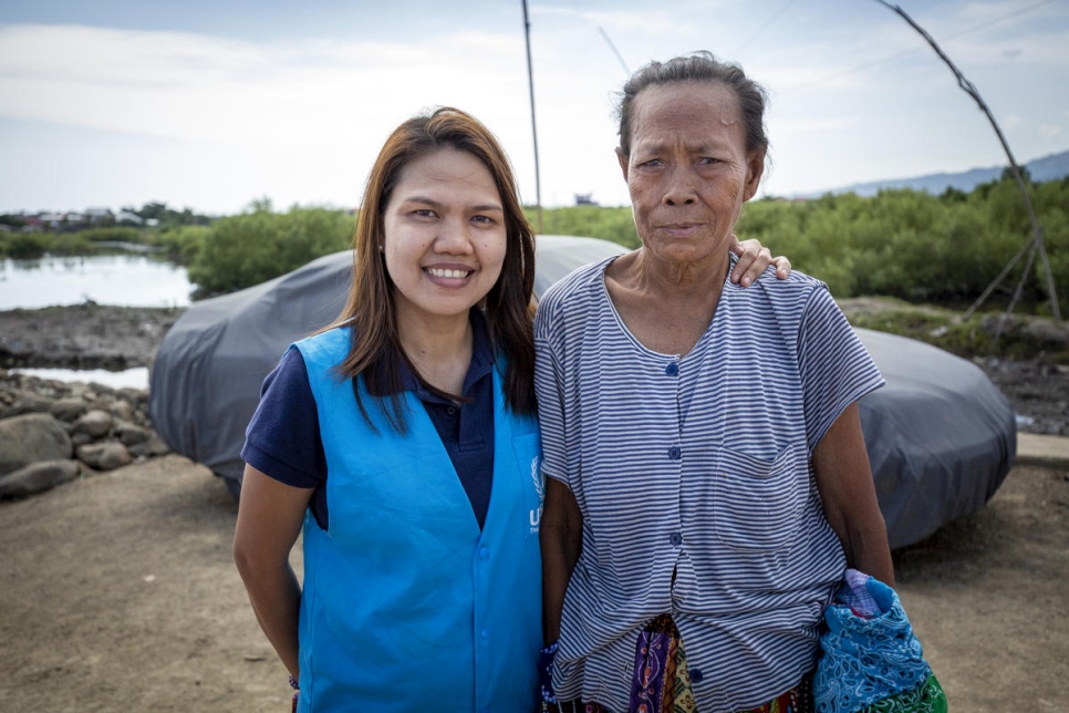 Meriam Palma, asociada en el terreno de ACNUR, retratada junto a Wanita Arajani cerca de la ciudad de Zamboanga (Filipinas).