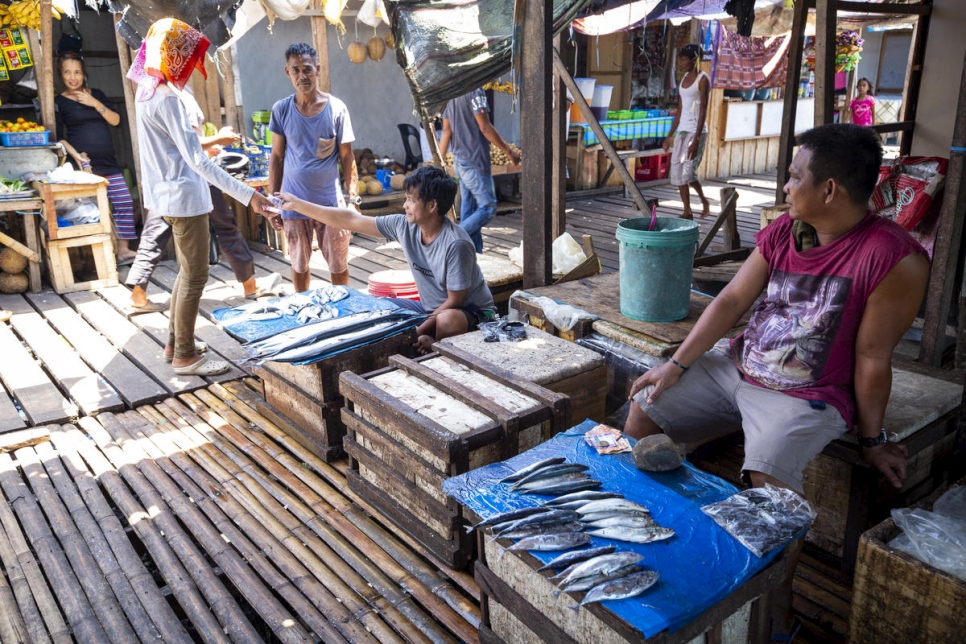 Residentes venden pescado en sus puestos en la comunidad de reasentamiento de Valle Vista, cerca de la ciudad de Zamboanga (Filipinas).