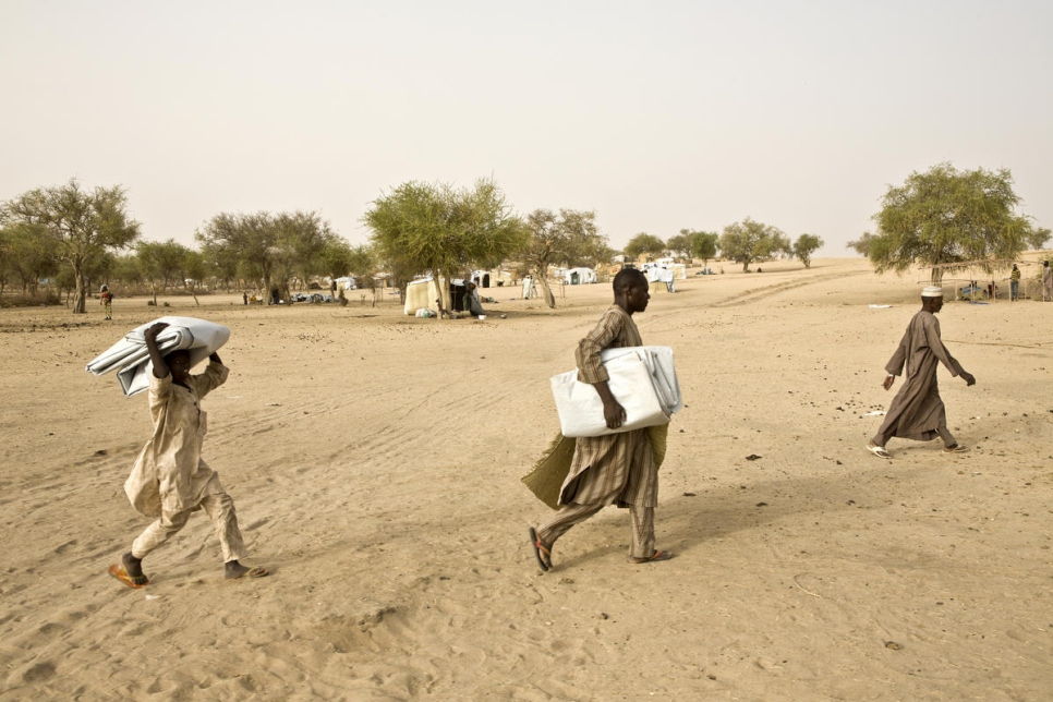 Refugiados nigerianos llevan lonas plásticas para cubrir sus hogares en el campo de refugiados de Sayam Forage en Diffa, en Níger. Foto de archivo, mayo de 2016. 