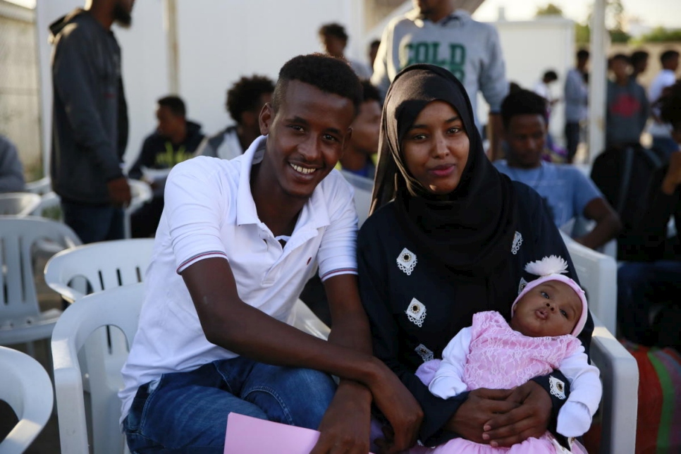 Los somalíes Abdulbasit y Zainab sentados junto a su hija de dos meses en el Centro de Agrupamiento y Salida en Trípoli antes de embarcar en el vuelo de evacuación rumbo a Rwanda. 