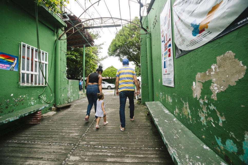 Una familia saliendo de un centro para personas refugiadas y solicitantes de asilo en Tapachula, México.