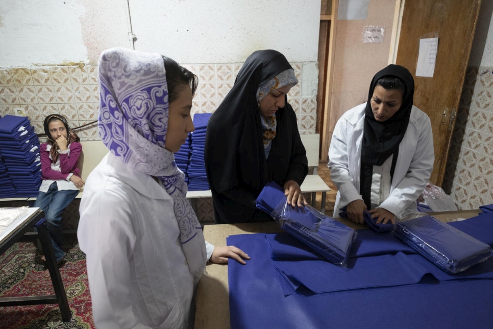 Zeynab (centro) supervisa a otras refugiadas afganas en su taller de confección en Shiraz. 