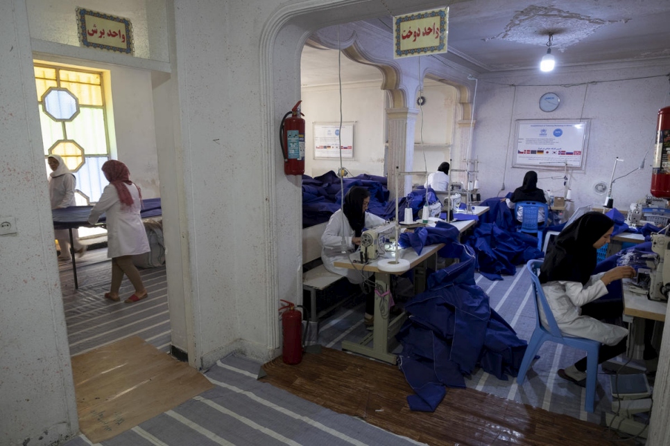 Empleadas iraníes y afganas trabajan en el taller de confección. 