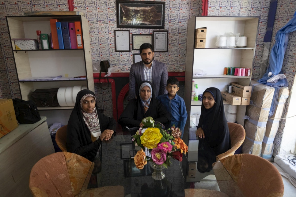 Zeynab (centro) con su esposo e hijos en su casa en Shiraz. 