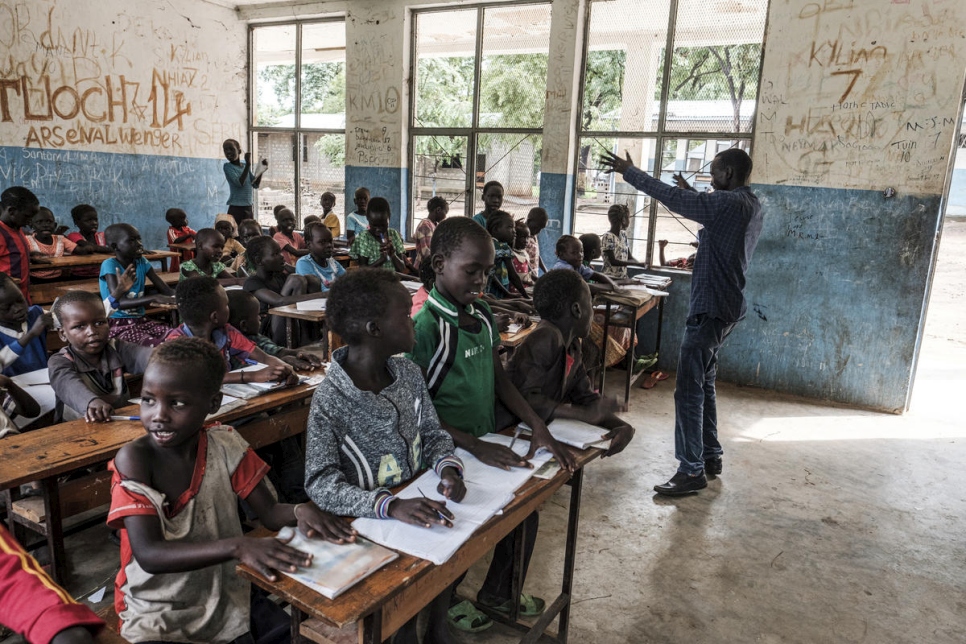 Koat Reath se dirige a su clase de 100 personas en el campamento de refugiados Jewi en Gambella, Etiopía. 