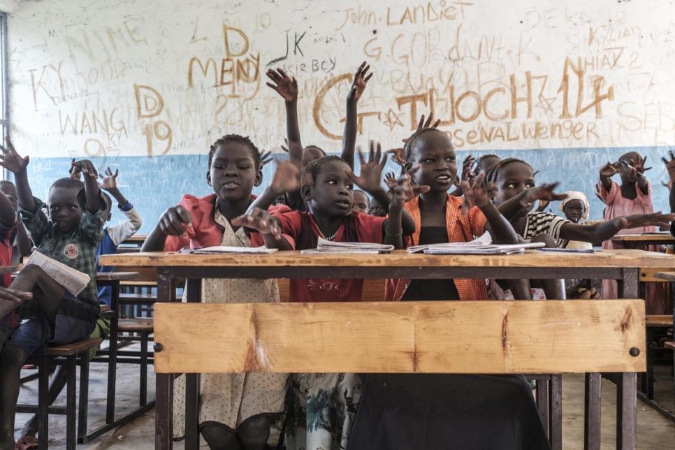 Refugiados sursudaneses en clase en la escuela primaria del campamento de refugiados Jewi en Gambella, Etiopía. "Si no se les enseña bien, no tendrán éxito", dice el maestro Koat Reath. 