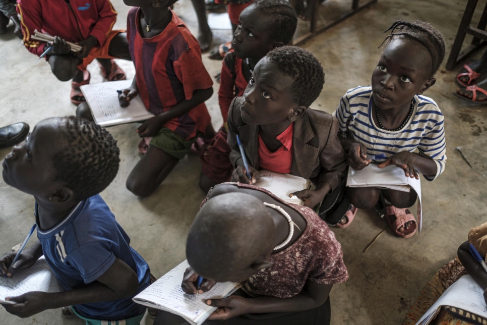 Niños refugiados escriben en cuadernos en la escuela primaria del campamento de refugiados de Jewi en Gambella, que no cuenta con suficientes libros o maestros para satisfacer la demanda de aprendizaje. 
