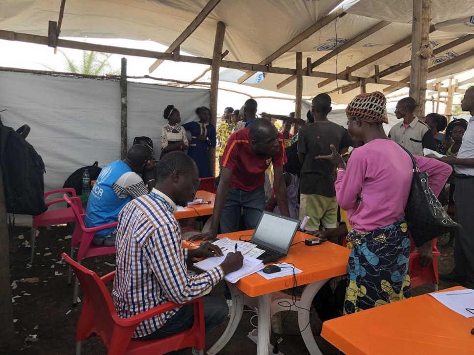 Trabajadores de ACNUR registran a los refugiados congoleños que regresan desde Angola y que se han instalado en un campamento improvisado en Kananga, en la República Democrática del Congo.