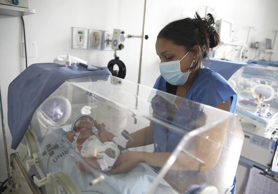 Yonielyis Villegas cuidando de su hijo Enmanuel en el principal centro de maternidad de Bogotá, Colombia.
