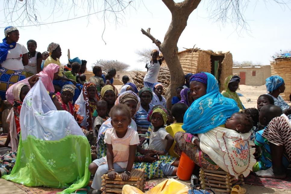 Una familia desplazada por la violencia en Burkina Faso que ha sido acogida por familiares cerca de Dori. Foto de archivo, mayo 2019.