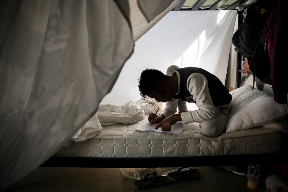 Los menores no acompañados de Afganistán y Siria viven en contenedores de transporte convertidos en refugios con capacidad para 20 personas en la Sección A del centro de recepción de Moria. 