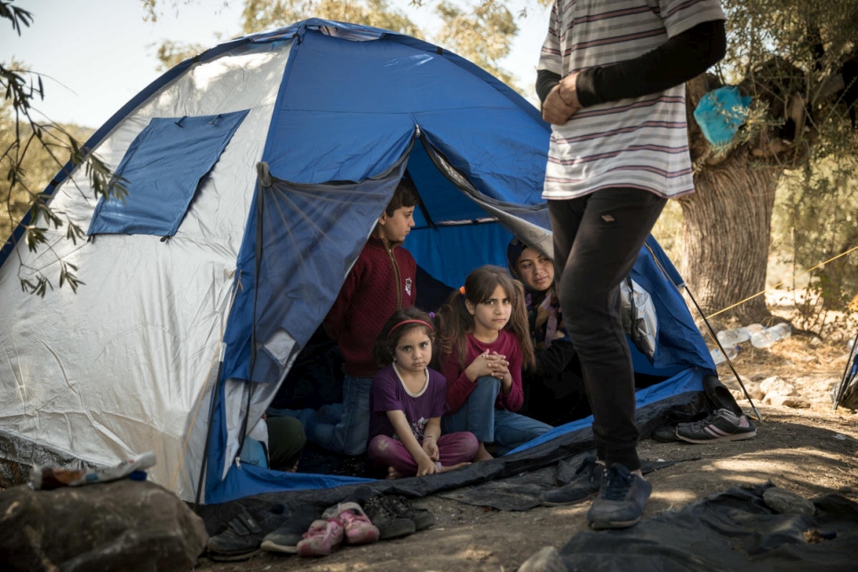 Una familia siria originaria de Idlib que llegó recientemente a la isla griega de Lesbos vive en un olivar cercano al centro de recepción de Moria.