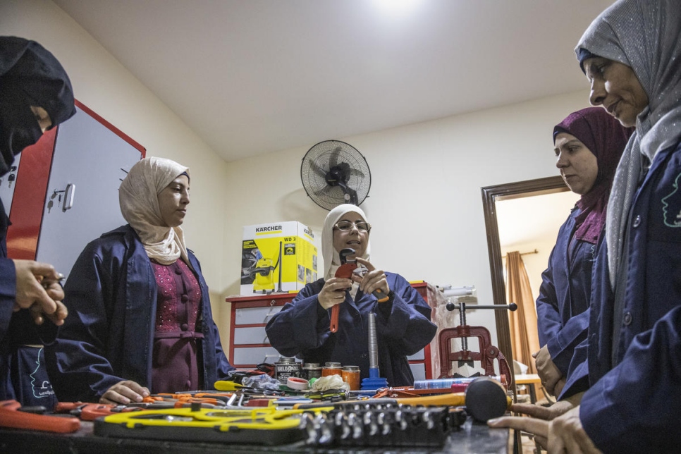 Safaa dando clases a un grupo de refugiadas sirias en su centro de capacitación en Jordania.
