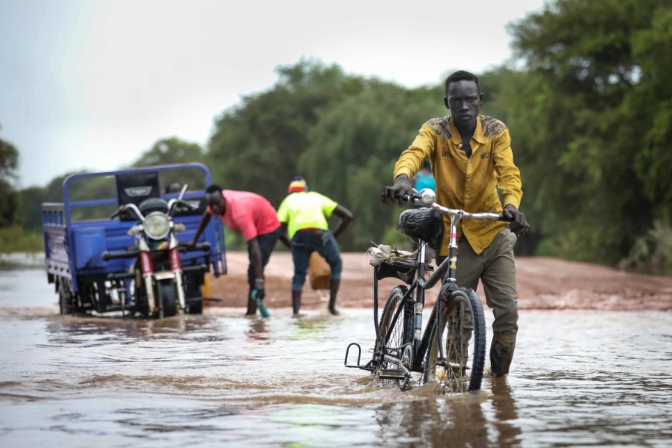 Un refugiado trata de ir a hacer un recado en medio de las inundaciones en Sudán del Sur.